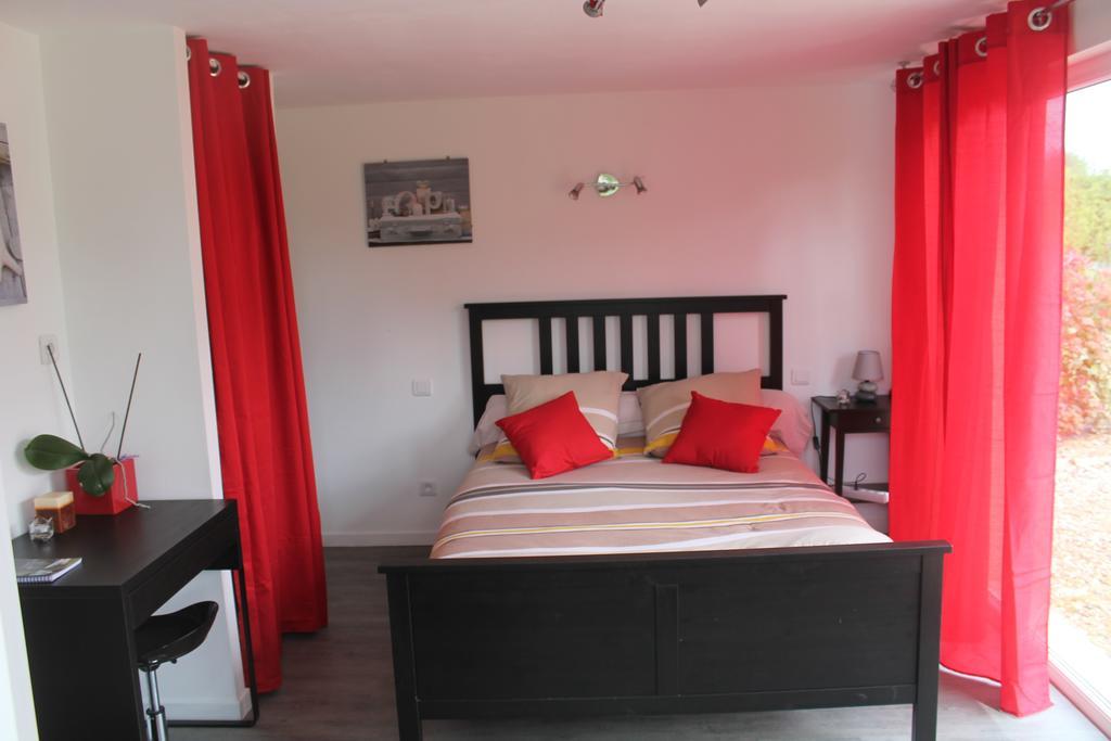 Bed and Breakfast Le Champ De La Ferme Saint-Gervais en-Belin Екстер'єр фото