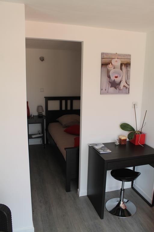 Bed and Breakfast Le Champ De La Ferme Saint-Gervais en-Belin Екстер'єр фото